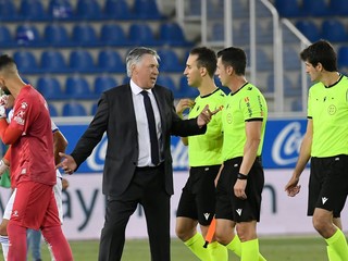 Tréner Realu Madrid Carlo Ancelotti (v strede)