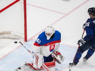 Sakari Manninen strieľa gól v zápase Slovensko - Fínsko na ZOH 2022 v Pekingu.