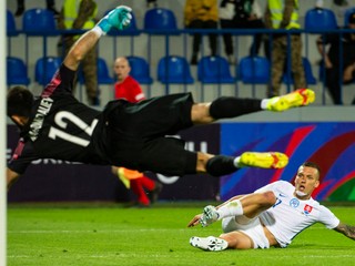 Lukáš Haraslín strieľa gól, ktorý nebol uznaný, v zápase Azerbajdžan - Slovensko v Lige národov.