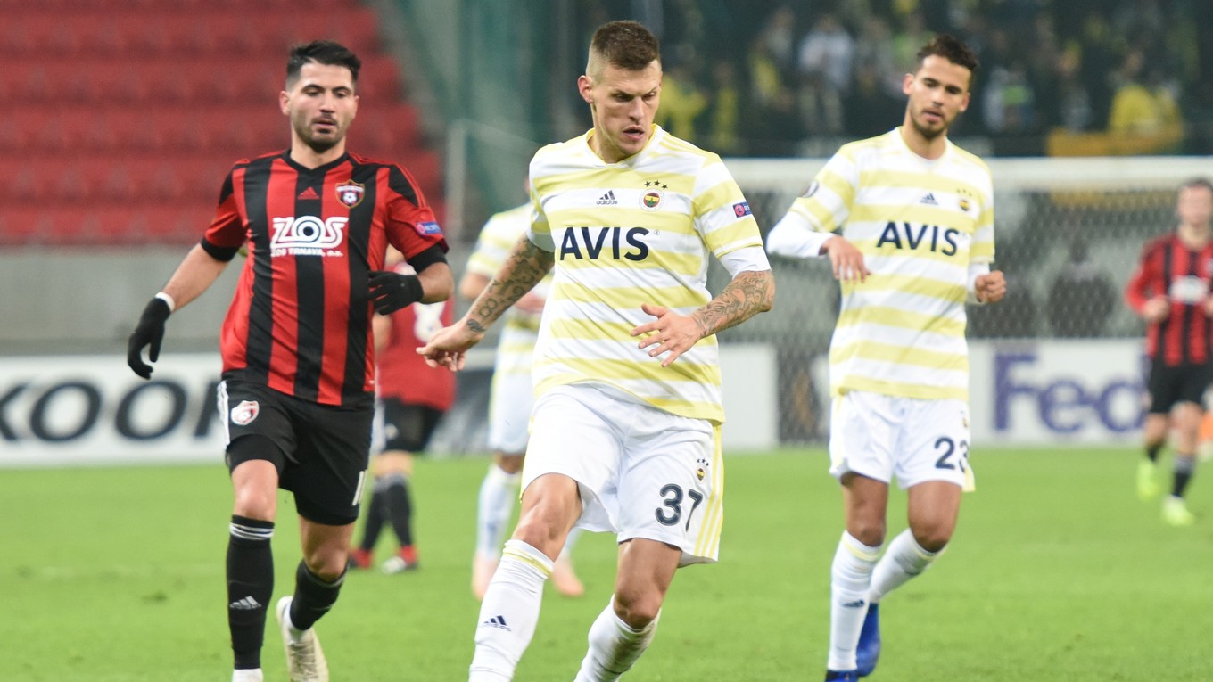 Kubilay Yilmaz (vľavo) a Martin Škrtel v zápase 6. kola skupiny D Európskej ligy medzi FC Spartak Trnava - Fenerbahce Istanbul vo štvrtok 13. decembra 2018 v Trnave.