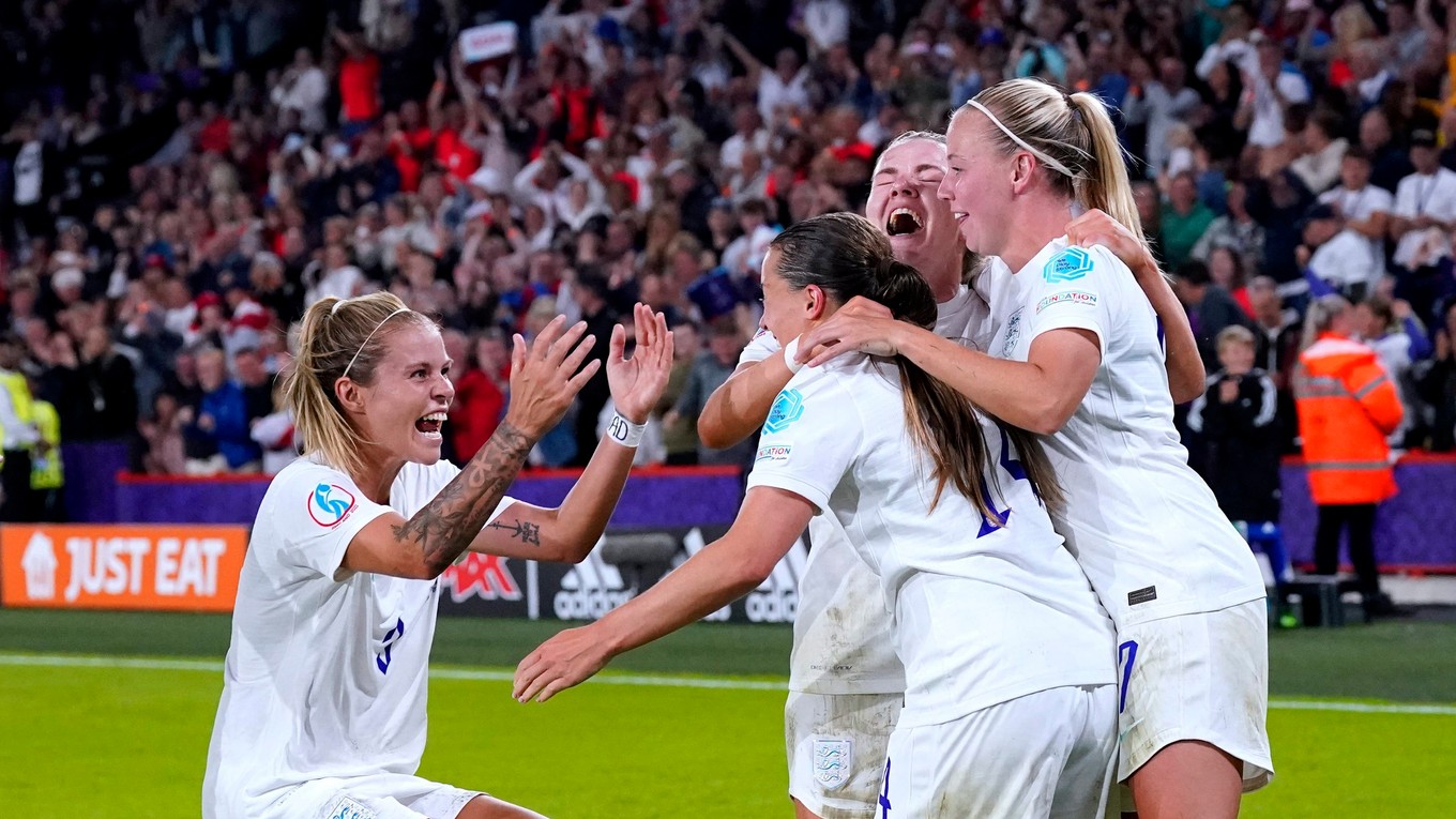 Anglické futbalistky sa tešia po strelenom góle na ME vo futbale žien 2022.