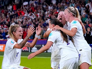 Anglické futbalistky sa tešia po strelenom góle na ME vo futbale žien 2022.