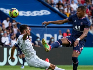 Kylian Mbappé (vpravo) v drese Paríž St. germain.