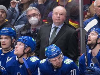 Hlavný tréner Bruce Boudreau a hokejisti Vancouveru Canucks.