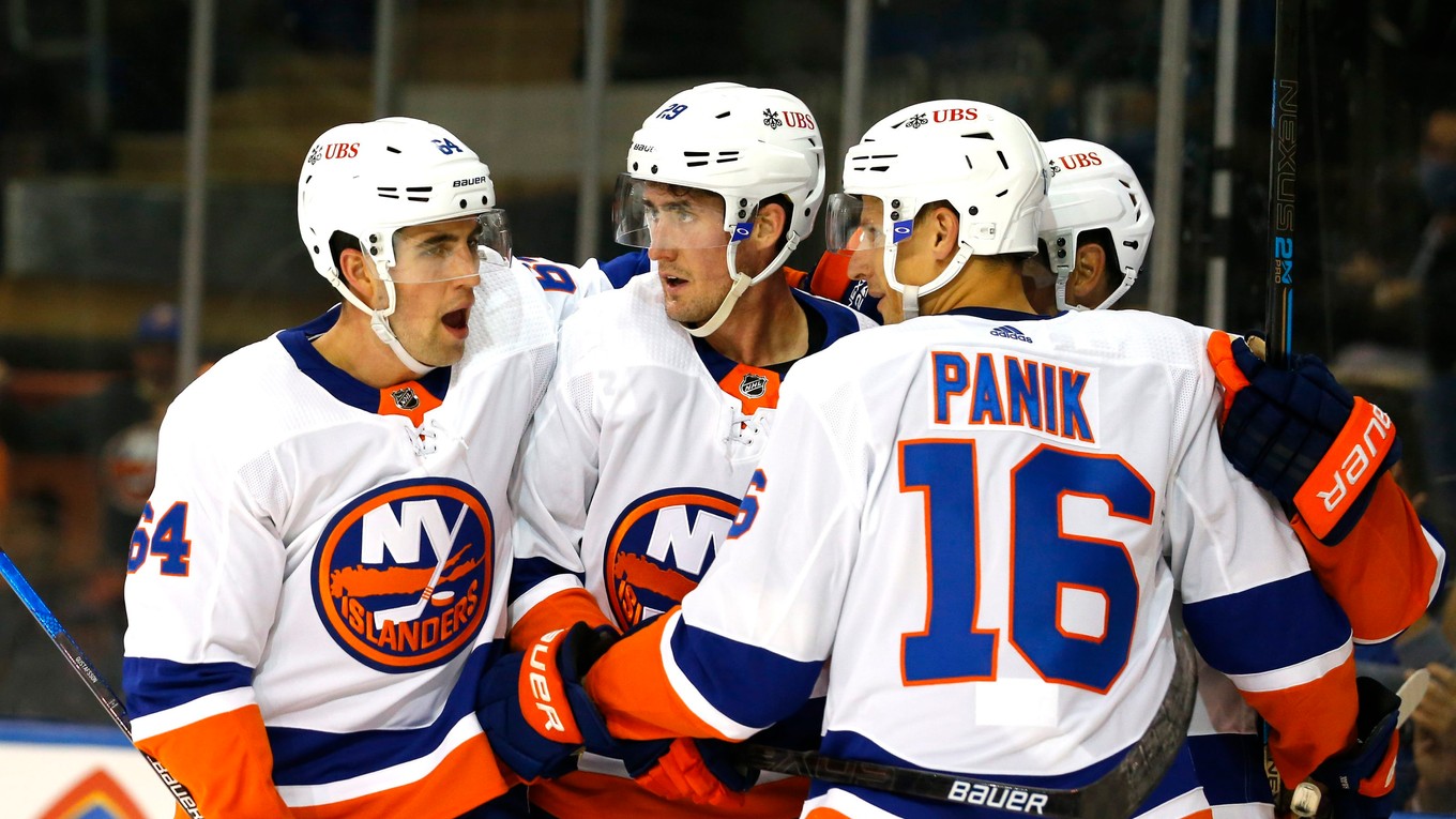 Richard Pánik (vpravo) sa teší so spoluhráčmi z New York Islanders.