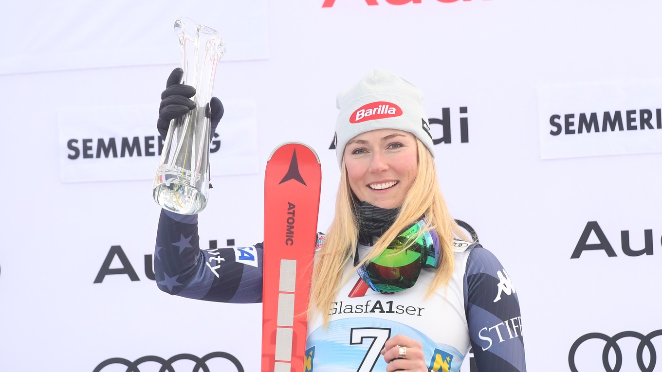 Americká lyžiarka Mikaela Shiffrinová oslavuje víťazstvo v obrovskom slalome žien Svetového pohára v alpskom lyžovaní v rakúskom Semmeringu.