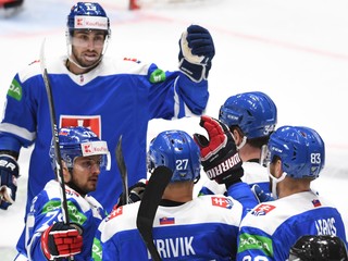 Radosť hokejistov Slovenska po strelenom góle. 