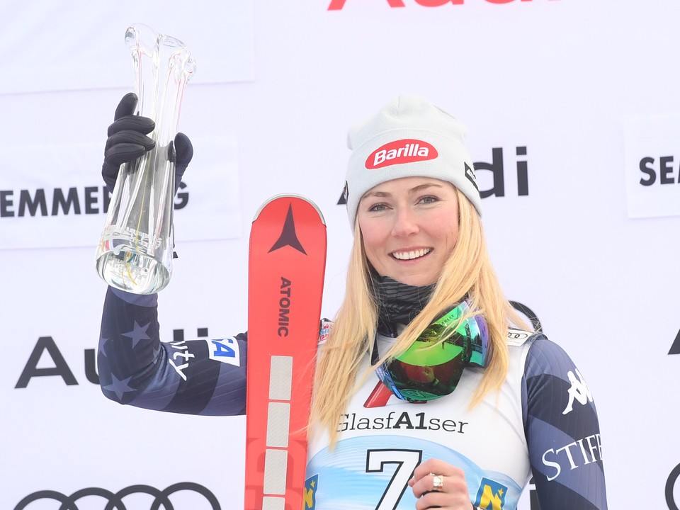 Americká lyžiarka Mikaela Shiffrinová oslavuje víťazstvo v obrovskom slalome žien Svetového pohára v alpskom lyžovaní v rakúskom Semmeringu.