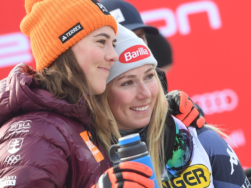 Petra Vlhová a Mikaela Shiffrinová počas podujatia v Kranjskej Gore.