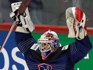 Brankár Henri-Corentin Buysse na MS v hokeji 2022.