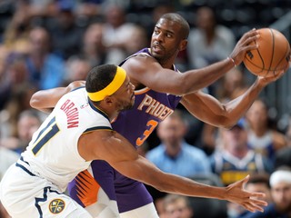 Chris Paul (vpravo) v drese Phoenix Suns.