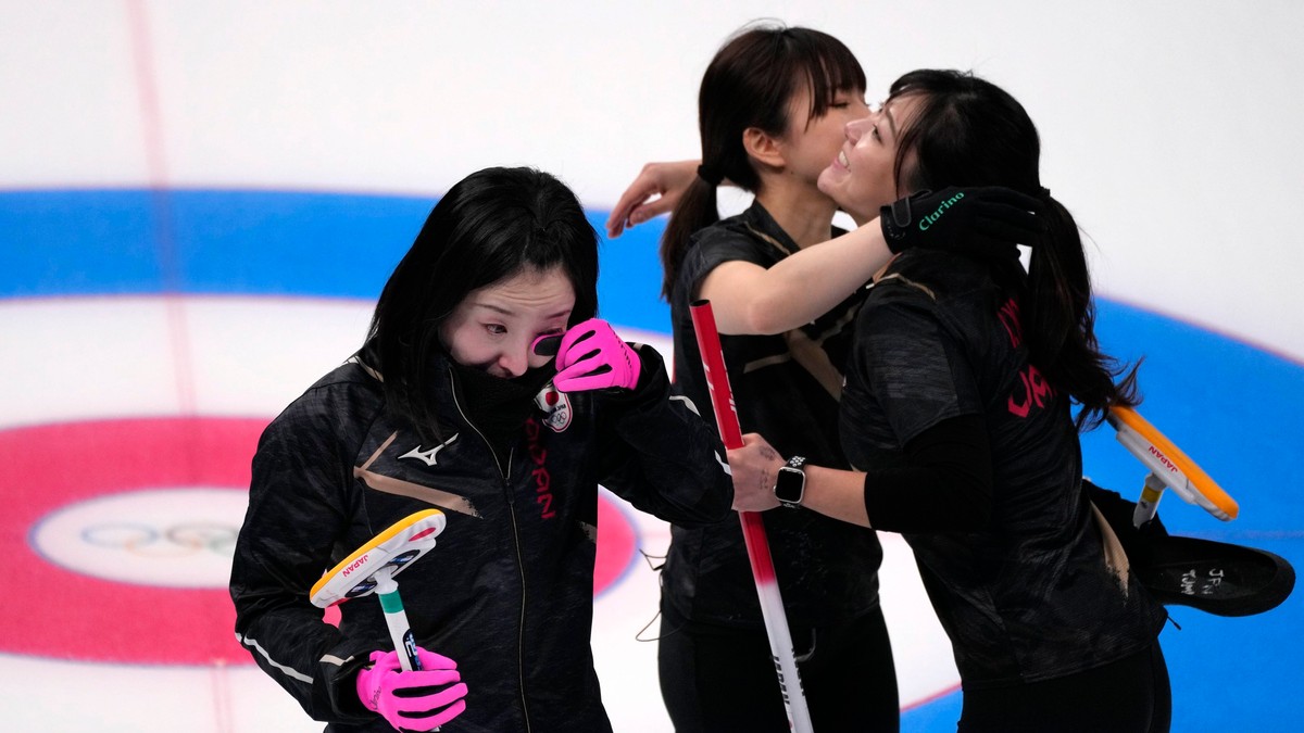 Japonské reprezentantky v curlingu sa tešia z postupu do semifinále na ZOH 2022. 