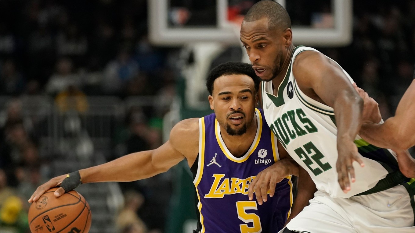 Talen Horton-Tucker a Khris Middleton.