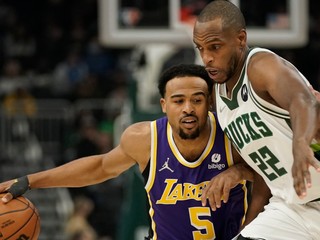 Talen Horton-Tucker a Khris Middleton.