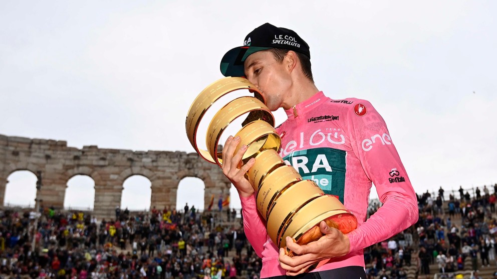 Program, etapy a výsledky na Giro d'Italia 2023. Obhajcom celkového triumfu je Jai Hindley.