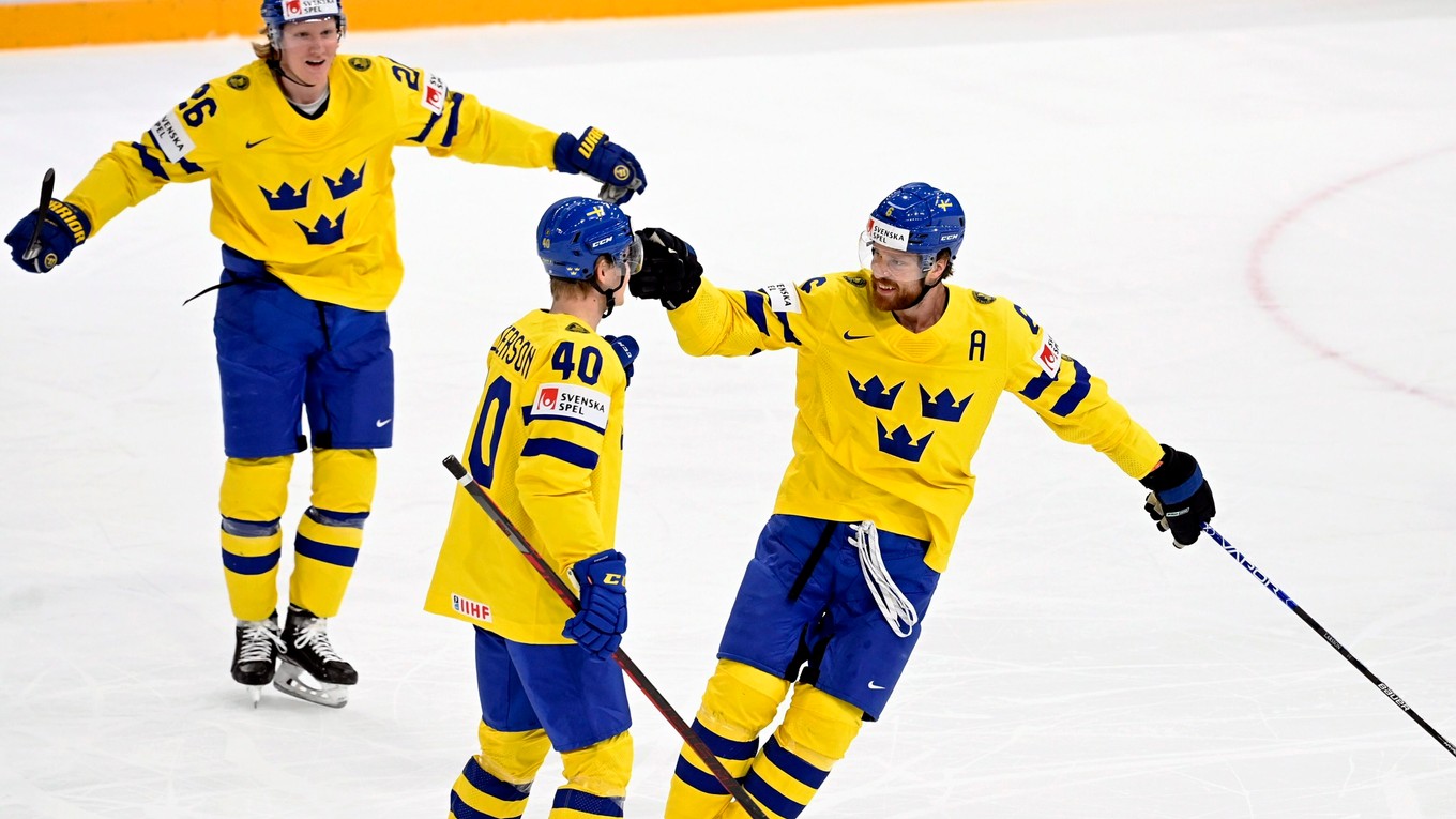 Radosť hokejistov Švédska na MS v hokeji 2022. 