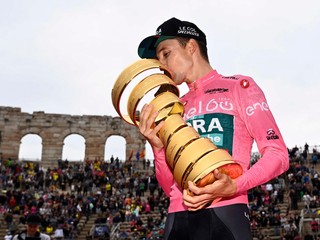 Jai Hindley s trofejou pre víťaza Giro d'Italia 2022. 