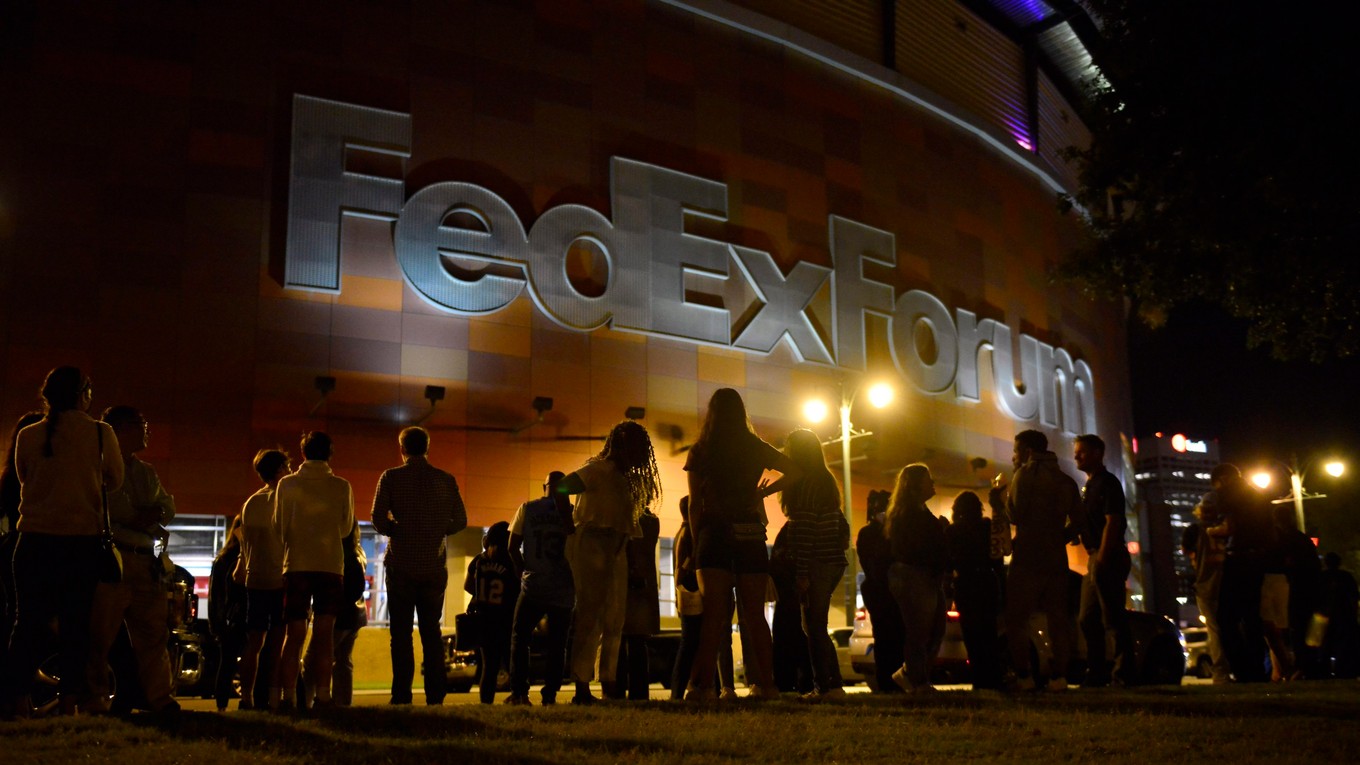 Fanúšikovia pred štadiónom FedExForum.