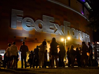 Fanúšikovia pred štadiónom FedExForum.