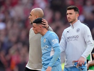 Tréner Pep Guardiola a hráči Phil Foden a Aymeric Laporte.