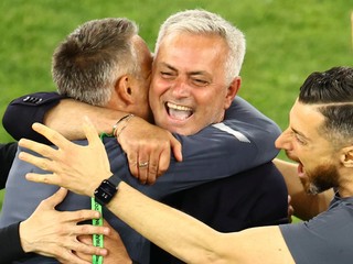 Radosť Josého Mourinha po triumfe v Európskej konferenčnej lige. 