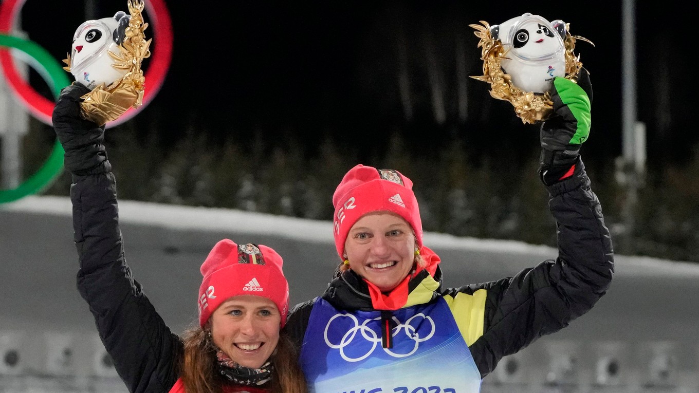 Nemecké bežkyne na lyžiach Victoria Carlová (vpravo) a Katharina Hennigová.