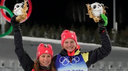 Nemecké bežkyne na lyžiach Victoria Carlová (vpravo) a Katharina Hennigová.