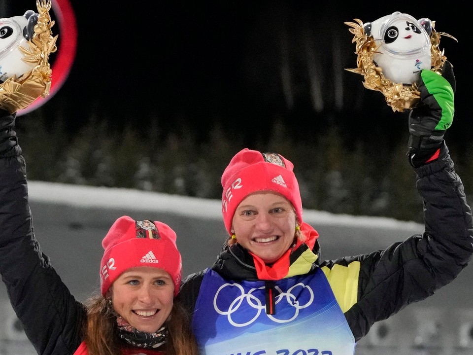 Nemecké bežkyne na lyžiach Victoria Carlová (vpravo) a Katharina Hennigová.