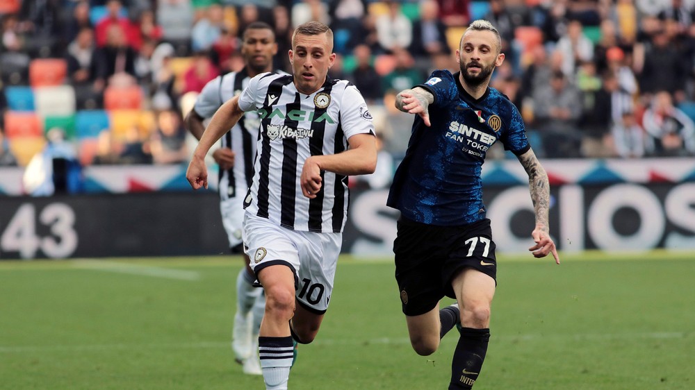 Inter so Škriniarom zvládol dôležitý duel, na AC stále stráca dva body