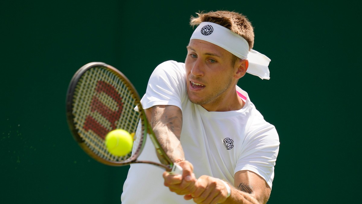 Alex Molčan na turnaji Wimbledon 2022.