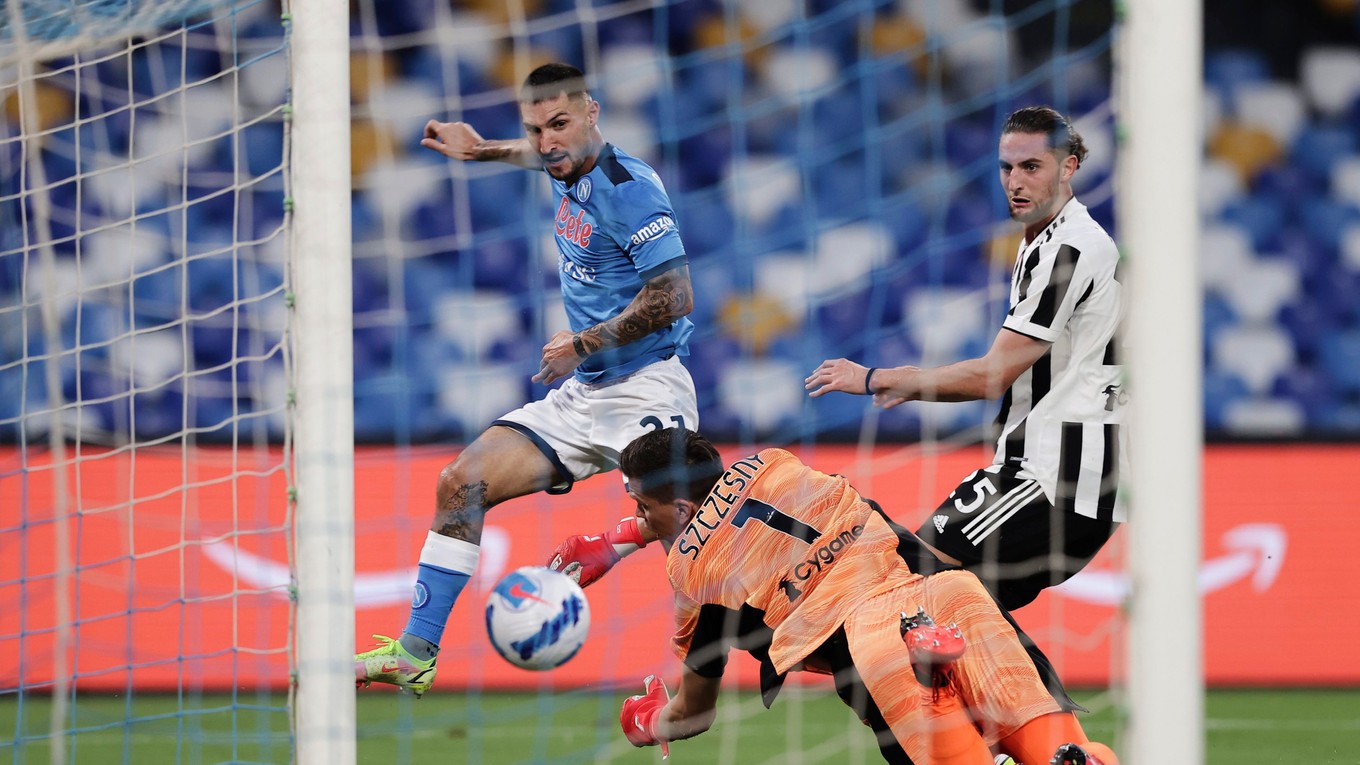 Matteo Politano (vľavo) strieľa gól v zápase Serie A SSC Neapol - Juventus Turín.
