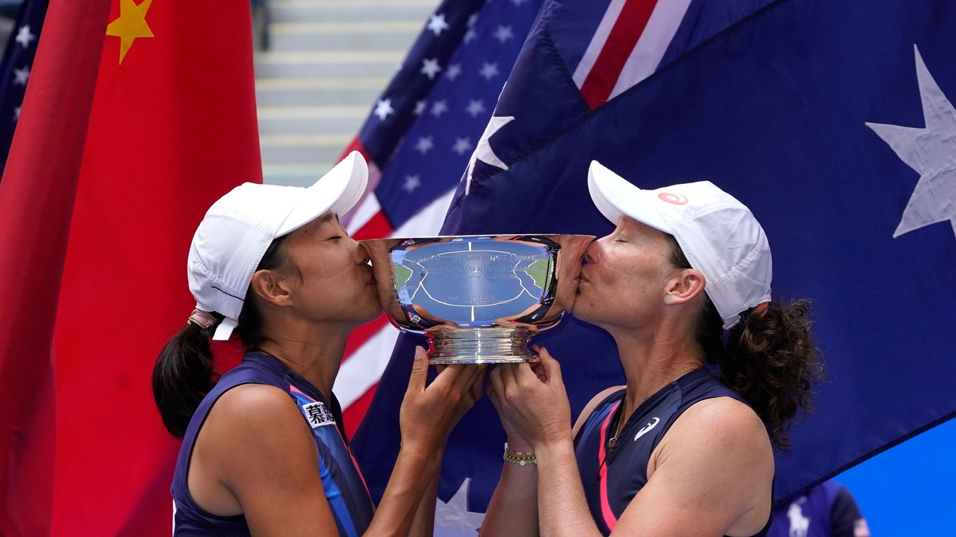 Šuaj Čang (vľavo) a Samantha Stosurová vyhrali štvorhru žien na US Open 2021.