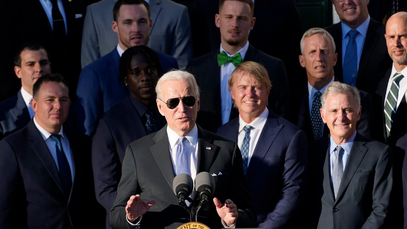 Joe Biden a hráči Milwaukee Bucks.