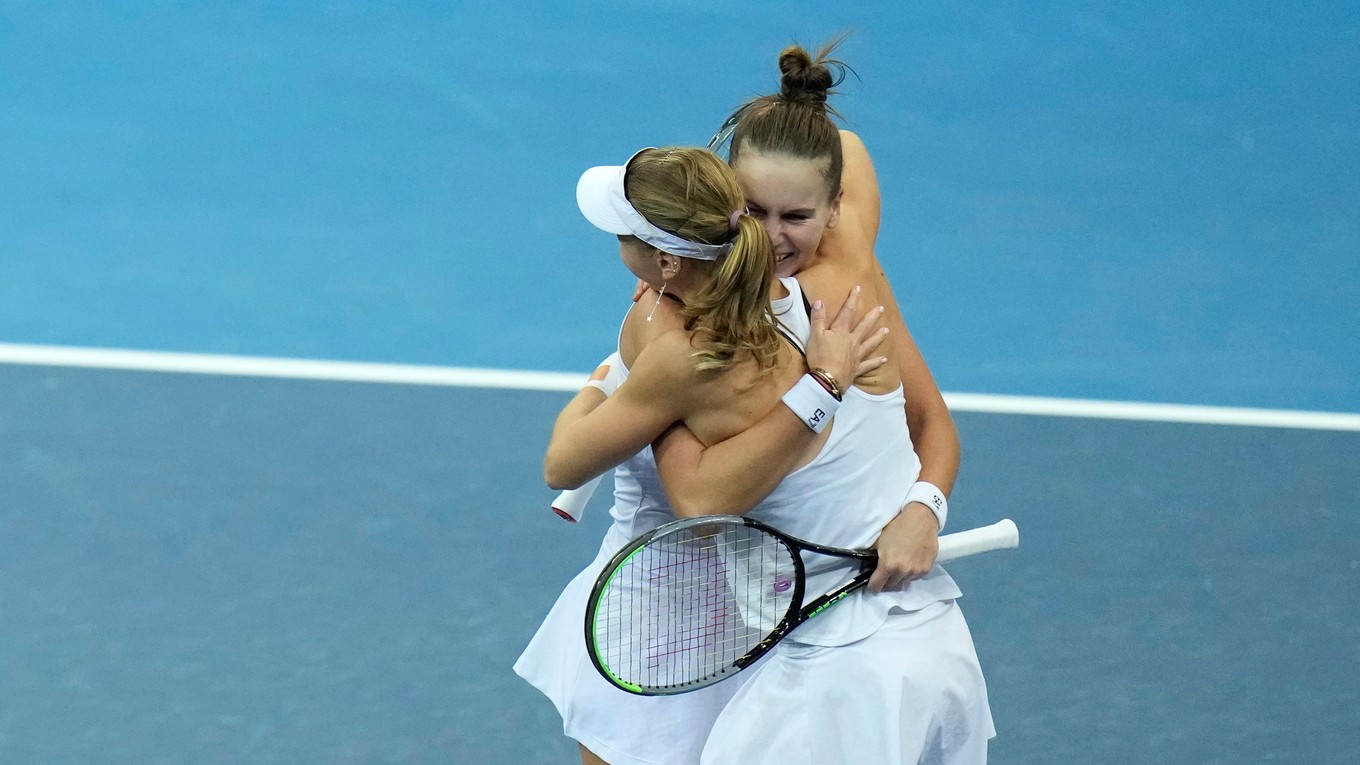 Reské tenistky Veronika Kudermetovová (vľavo) a Ľudmila Samsonovová sa tešia po triumfe v semifinále Pohára Billie Jean Kingovej 2021.