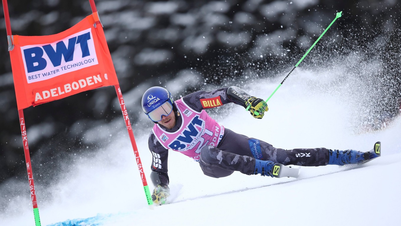 Adam Žampa počas obrovského slalomu v stredisku Adelboden 2022.
