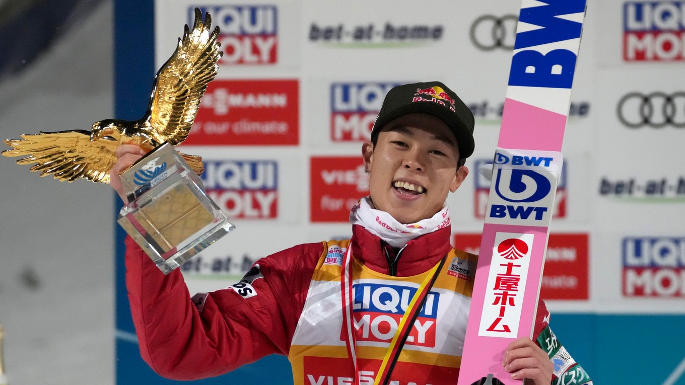 Japonec Rjoju Kobajaši s trofejou pre víťaza Turné štyroch mostíkov 2022. 