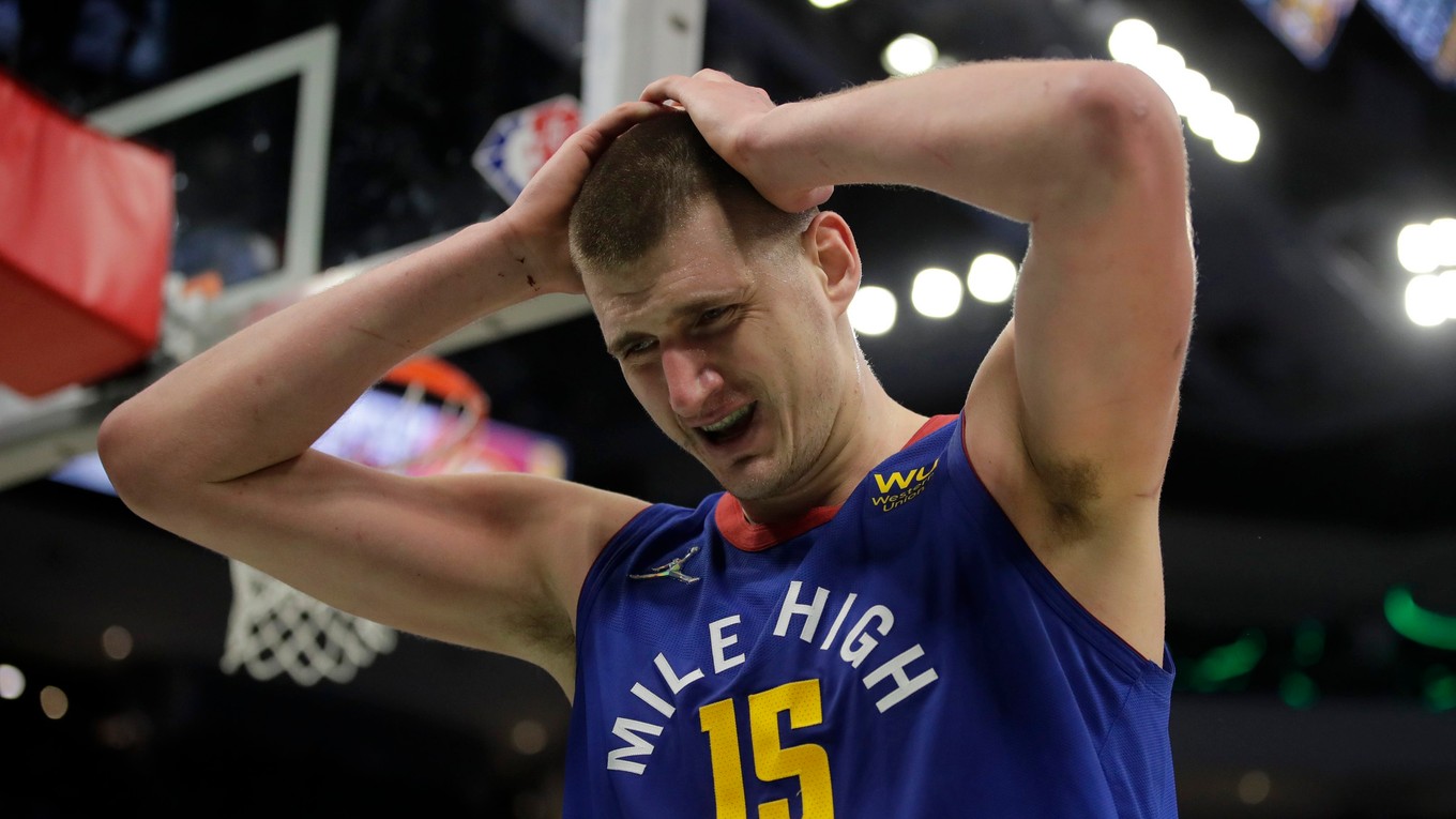 Srbský hráč Denveru Nikola Jokič sa drží za hlavu v zápase basketbalovej NBA proti Milwaukee.