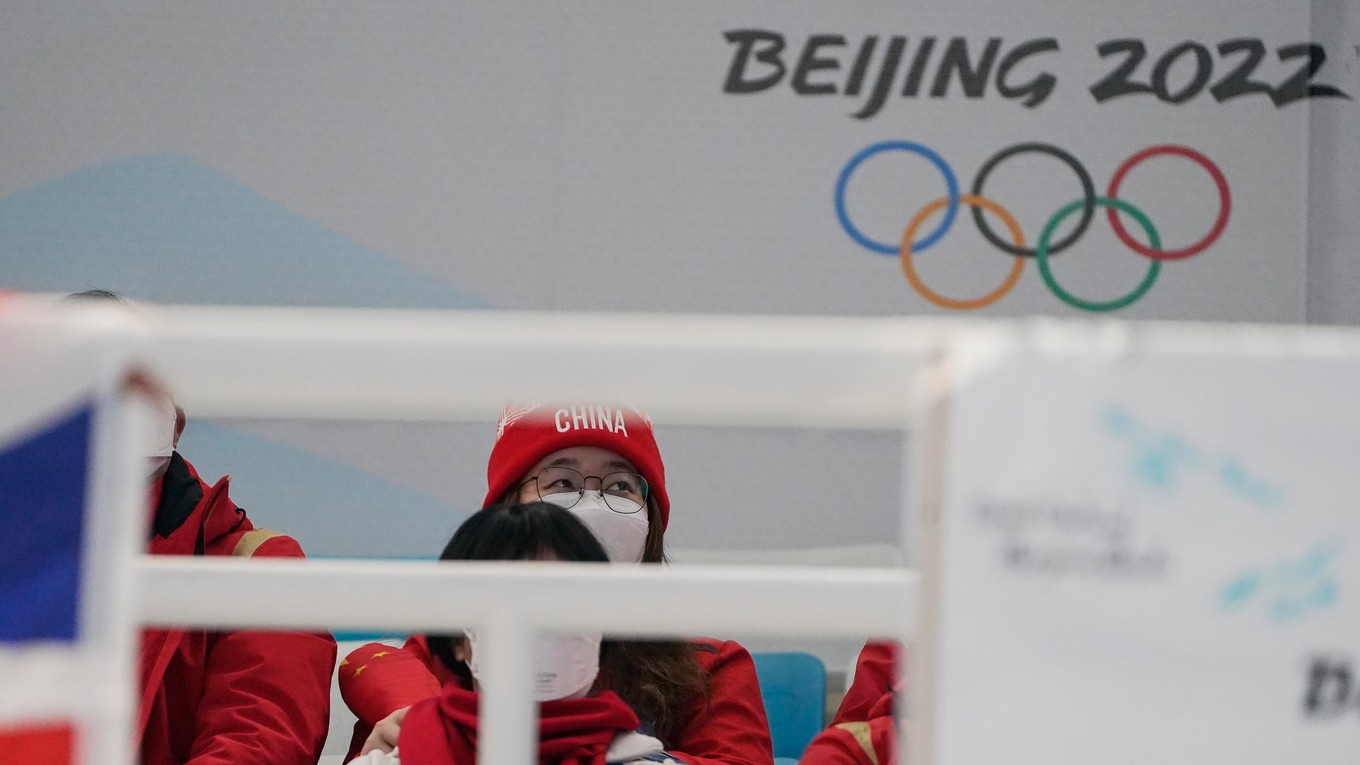 Diváci počas zápasov v curlingu na ZOH 2022 v Pekingu. 