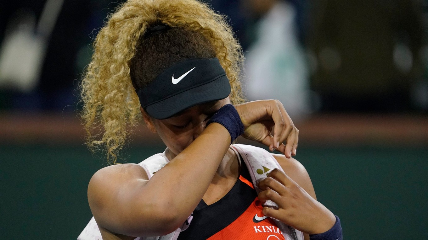Japonská tenistka Naomi Osaková sa neubránila slzám.