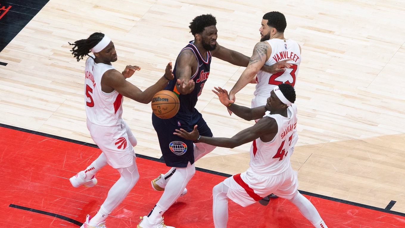 Joel Embiid z Philadelphie, Fred VanVleet, Precious Achiuwa a Pascal Siakam z Toronta.