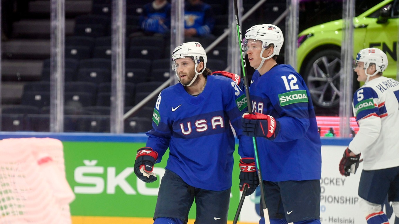 Americkí hokejisti Ryan Hartman (vľavo) a Matthew Boldy sa tešia z gólu na MS 2022. 