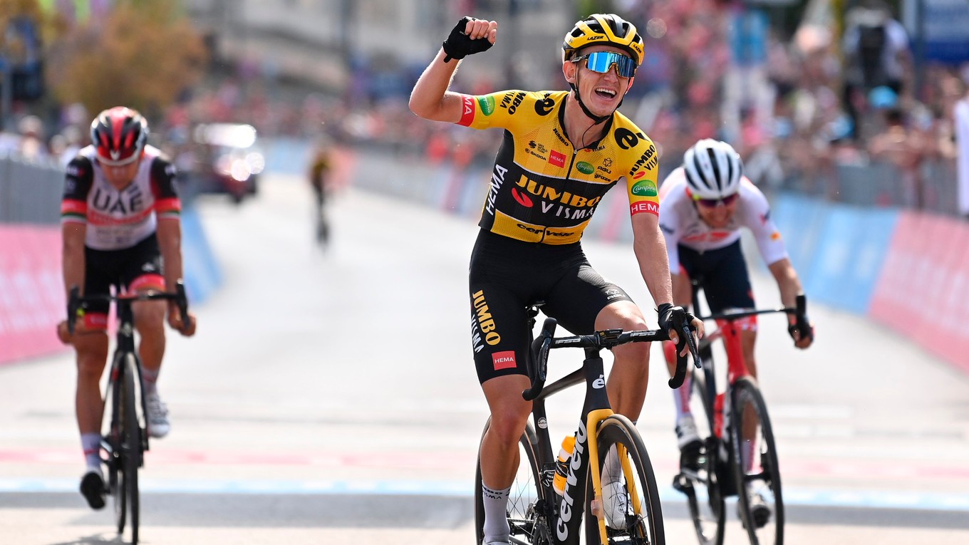 Holandský cyklista Koen Bouwman z  sa teší po triumfe v cieli 7. etapy Giro d'Italia 2022.