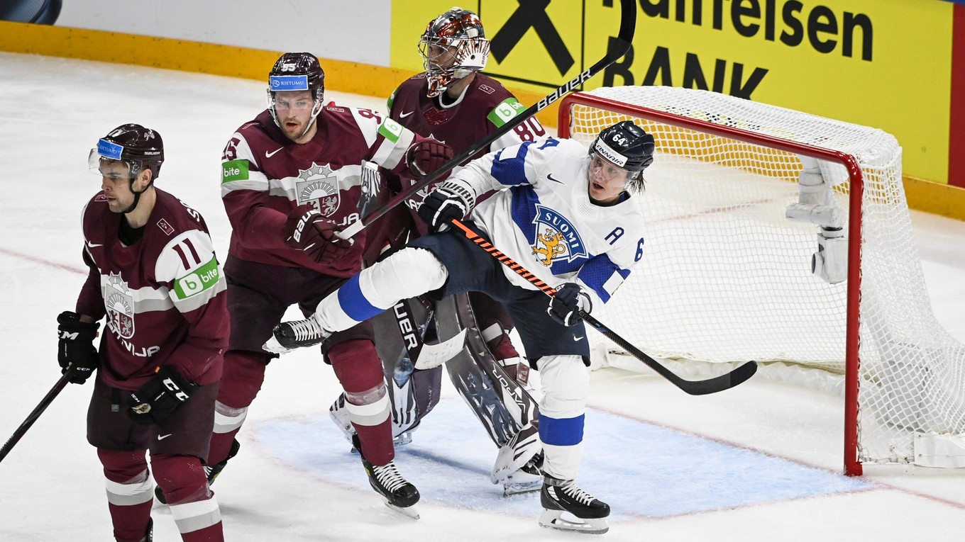 Momentka zo zápasu Lotyšsko - Fínsko na MS v hokeji 2022.