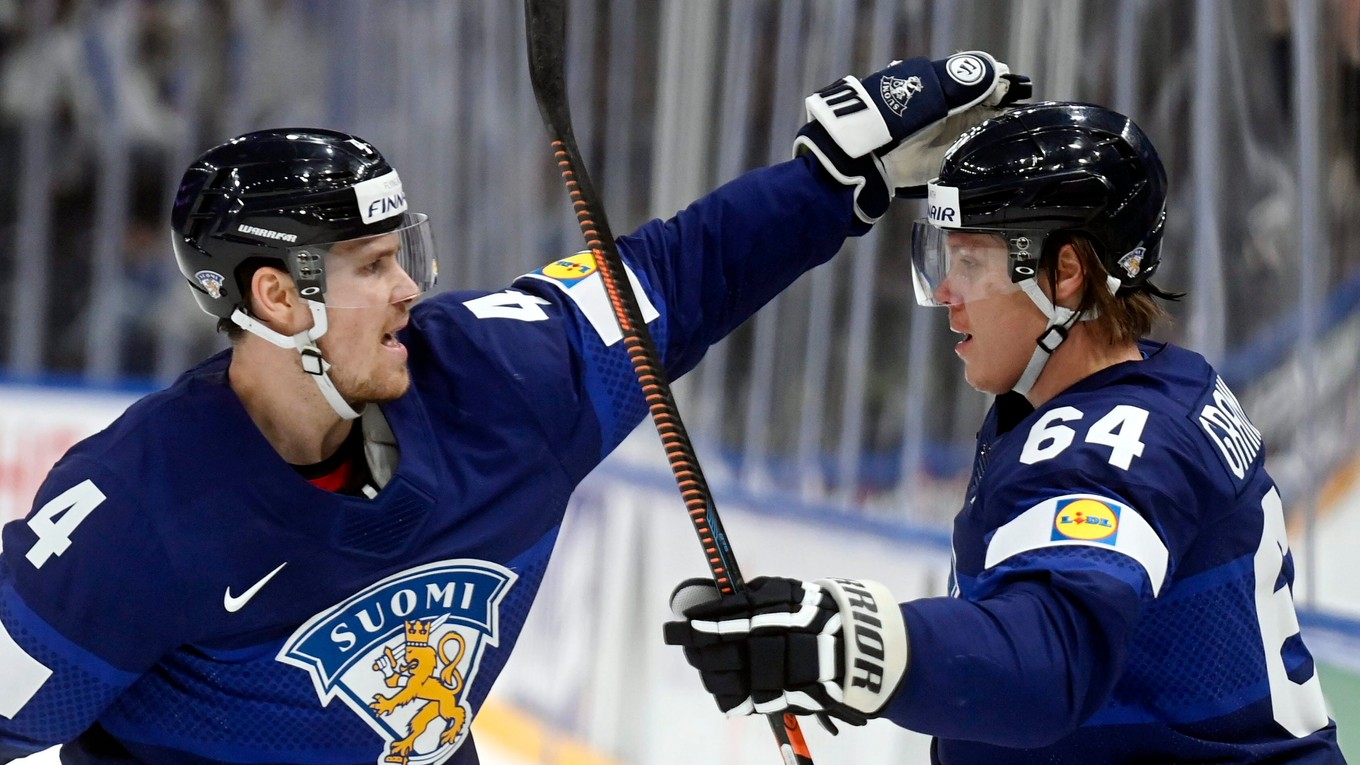 Mikael Granlund a Mikko Lehtonen sa tešia z gólu na MS v hokeji 2022.