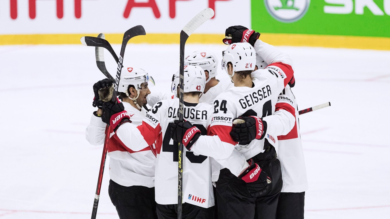 Švajčiarski hokejisti sa tešia po strelenom góle na MS v hokeji 2022.