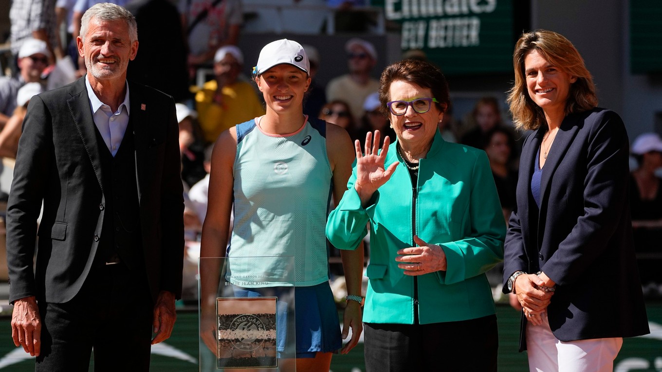Billie Jean Kingová na Roland Garros 2022. Vedľa nej Amelie Mauresmová, Iga Swiateková a Gilles Moretton.