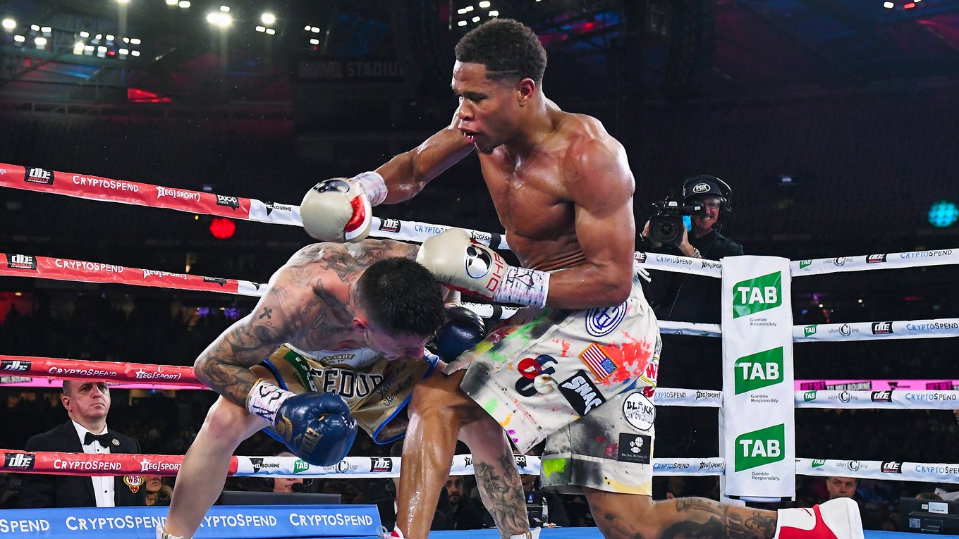 Americký boxer Devin Haney (vpravo) v zápase proti Georgeovi Kambososovi.