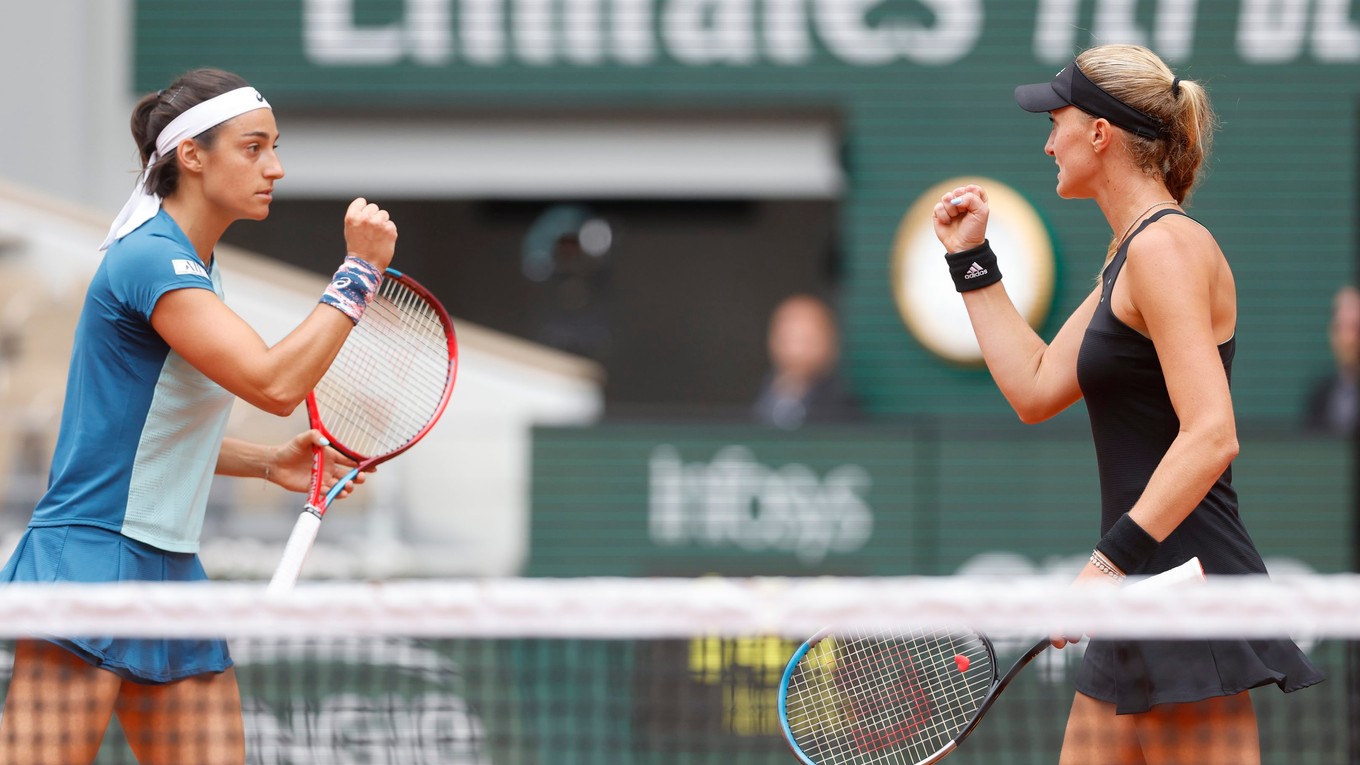 Francúzske tenistky Caroline Garciová (vľavo) a Kristina Mladenovičová.