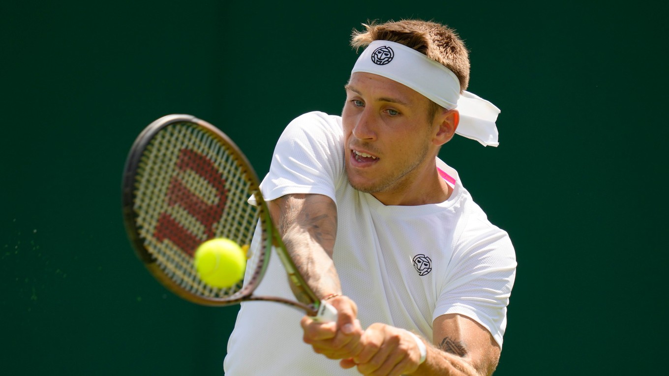 Alex Molčan na turnaji Wimbledon 2022.