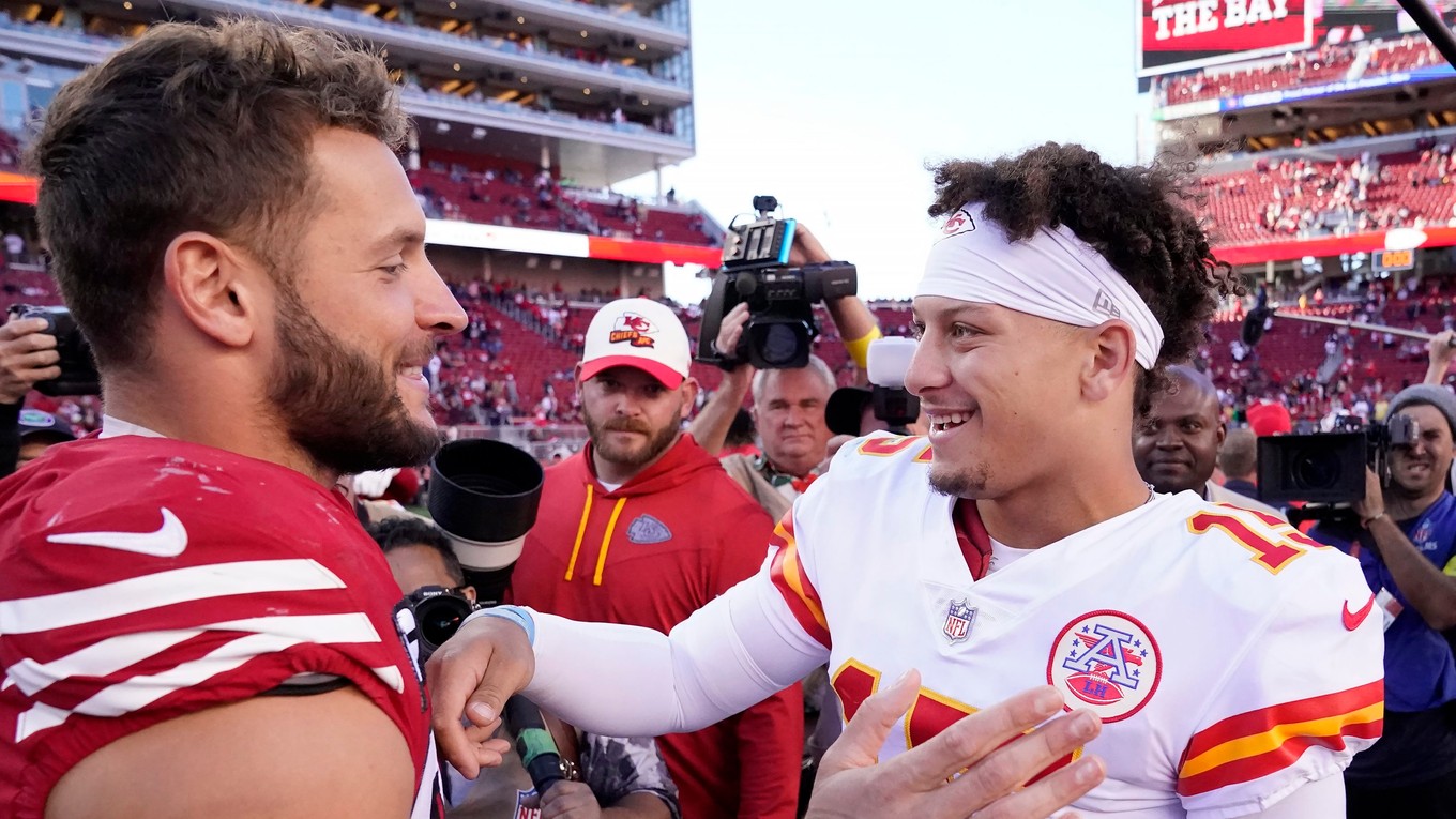 Quarterback Kansasu Patrick Mahomes (vpravo) po zápase s Nickom Bosom.